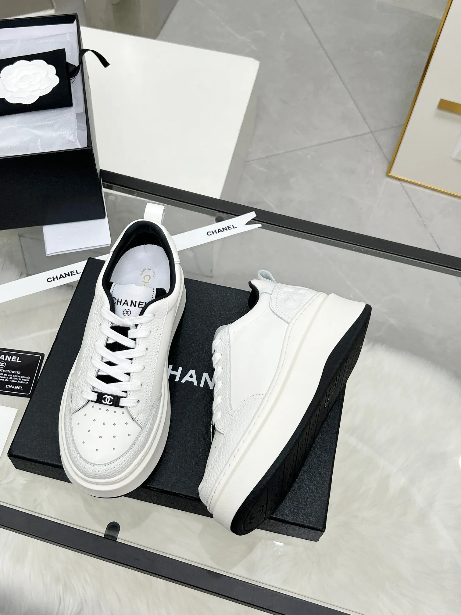 👟👟Ex-factory price 540👟👟 CHANEL 25C spring and summer new sports shoes official website is available at the same time ❤️ Counter out-of-stock kings. Major bloggers are recommending new styles on social days. This season’s new styles are simply eye-catching and look great on the feet. The casual casual sports style is refreshing and natural, interpreting Chanel’s fashionable femininity. The overall customization makes all sports shoes on the market at that time obsolete. This series is now available for sale! The upper is made of custom imported pebbled calf leather ➕ custom frosted calf leather. The lining is made of original one-to-one professionally customized mesh. Hardware accessories. Original full set of molds (not common in the market). Original custom molded TPU combination outsole. Height 4 cm. Women's size 35-39.